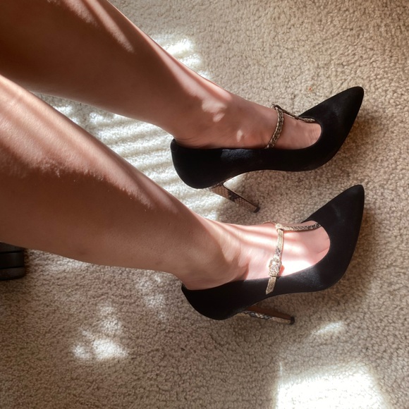 Coach Fulton Black Suede and Snakeskin T-Strap Pointed-toe Stiletto Pumps Size 7 - Picture 7 of 7